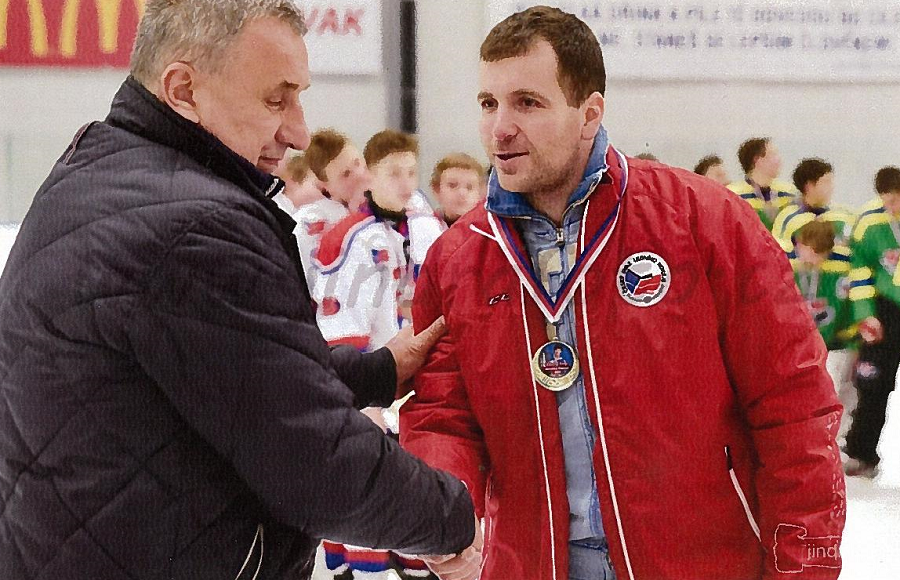 Trenér Jiří Bermann přebírá od Jaroslava Pouzara zlatou medaili